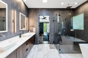 Newly Built 4BR home in Uptown Dallas - Private Pool, Hot Tub, Gym & Games Room!